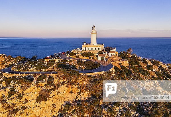 Leuchtturm am Cap Formentor im Morgenlicht  Halbinsel Formentor  bei Pollença  Luftaufnahme  Mallorca  Balearen  Spanien  Europa
