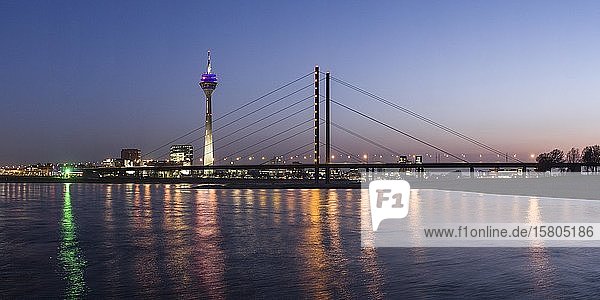 Nachtaufnahme Düsseldorf  Blick auf den Rheinturm  Landtag und Rheinkniebrücke  Düsseldorf  Deutschland  Europa