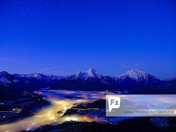 Nebel im Talkessel von Berchtesgaden hinten das Steinerne Meer Watzmann und Hochkalter Morgendämmerung Winterlandschaft Berchtesgaden Schönau am Königssee Berchtesgadener Land Oberbayern Bayern Deutschland Europa