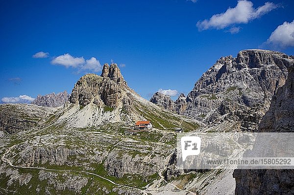 Blick auf die Drei Zinnen Hütte und den Toblinger Knoten  Sextner Dolomiten  Südtirol  Südtirol  Italien  Europa