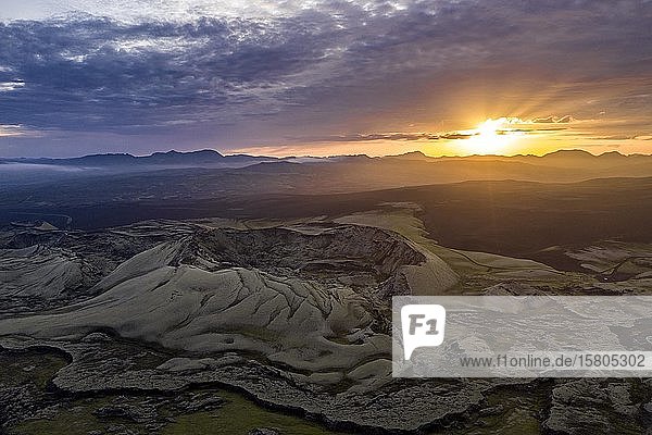 Luftaufnahme  Vulkankrater bei Sonnenuntergang  Isländisches Hochland  Südisland  Island  Europa