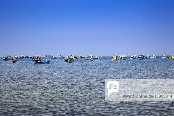 Vietnamesische Fischerboote im Hafen bei Cana  Südchinesisches Meer  Vietnam  Asien