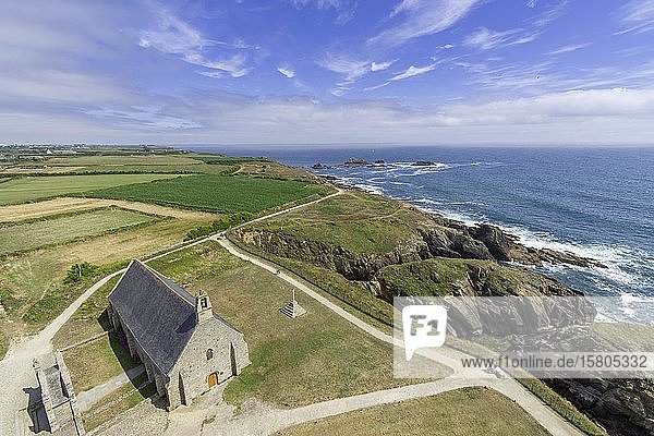 Blick vom Leuchtturm Saint Mathieu auf die Kirche Notre Dame des Graces Plougonvelin Département Finistère Frankreich Europa