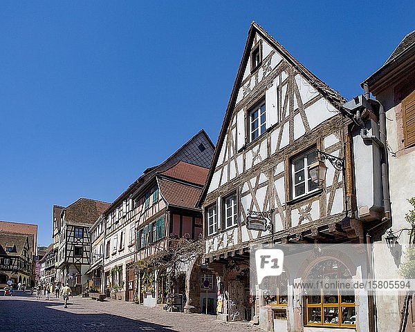 Altstadt  Fortwenger Haus  Fachwerkhäuser in der Rue de General de Gaule  Riquewihr  Elsass  Frankreich  Europa