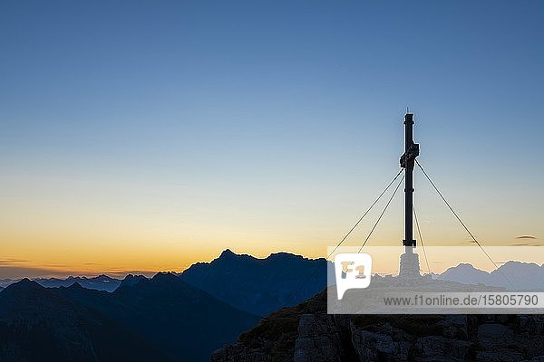 Sonnenaufgang mit Gipfelkreuz des Thanell und Lechtaler Alpen  Berwang  Lechtal  Außerfern  Tirol  Österreich  Europa