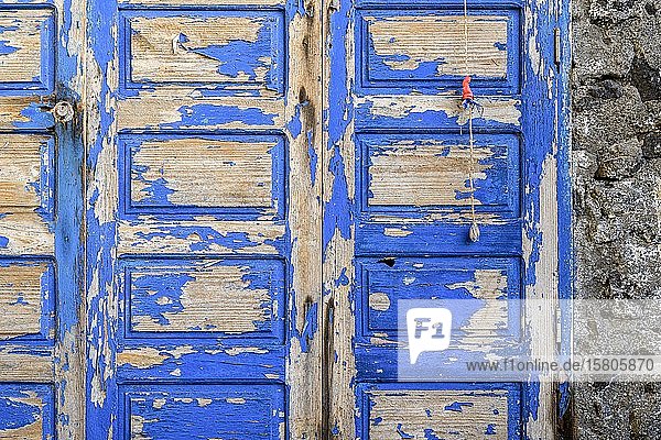 Blaue verwitterte Tür zu einer Felsenwohnung an der Küste von La Palma Kanaren Spanien Europa