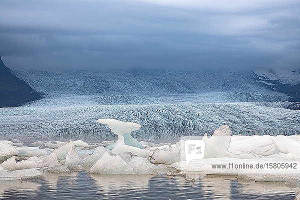 Gletschersee Fjallsarlon  Eisberge mit Gletscher  Vatnajökull National Park  Hornafjörður  Südisland  Island  Europa