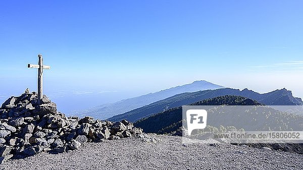 Summit cross at Pico de la Nieve with view to the south to Pico de la Veta; La Palma; Canary Islands; Spain