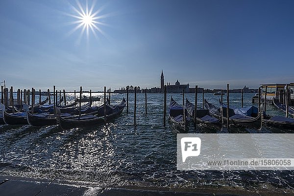 Gondeln vor San Marco  Sun Star  hinter der Kirche San Giorgio Maggiore  Sun Star  Venedig  Veneto  Italien  Europa