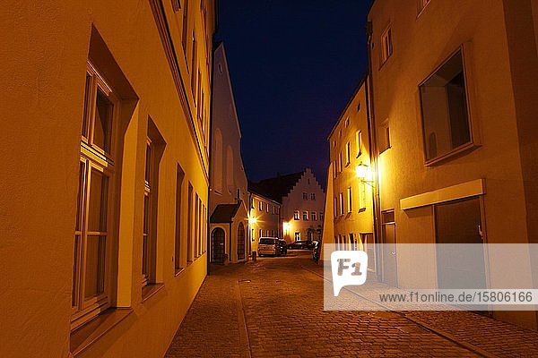 Blaue Stunde in Neuötting  historische Altstadt  Gasse  Gassenbeleuchtung  Oberbayern  Bayern  Deutschland  Europa