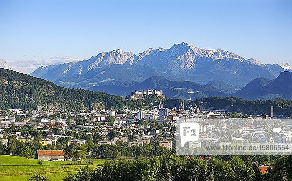 Blick auf Salzburg und den Hohen Göll  Salzburg  Österreich  Europa