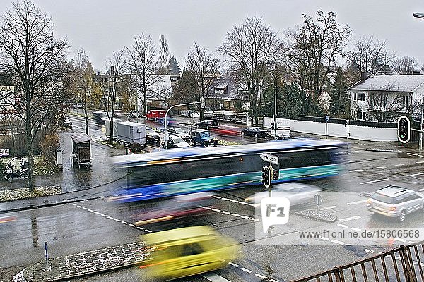 Erster Schnee  Straßenverkehr  Kreuzung  Harlaching  München  Bayern  Deutschland  Europa