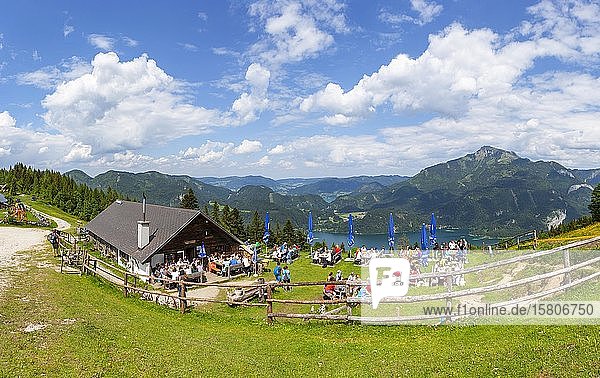 Lärchenhütte auf dem Zwölferhorn mit Blick auf den Schafberg und den Wolfgangsee  Sankt Gilgen  Salzkammergut  Bundesland Salzburg  Österreich  Europa