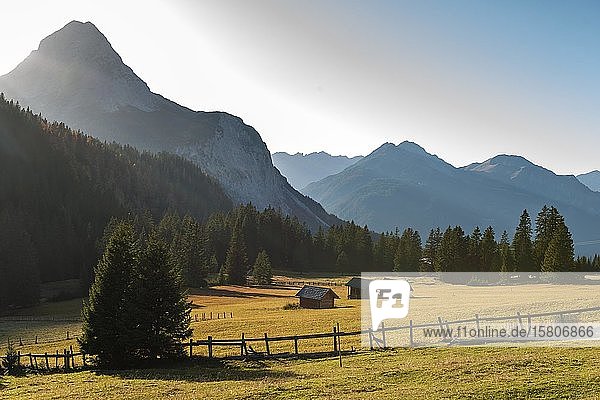Almhütten auf einer Wiese  Alpine Landschaft  Ehrwalder Alm  Mieminger Kette  Tirol  Österreich  Europa