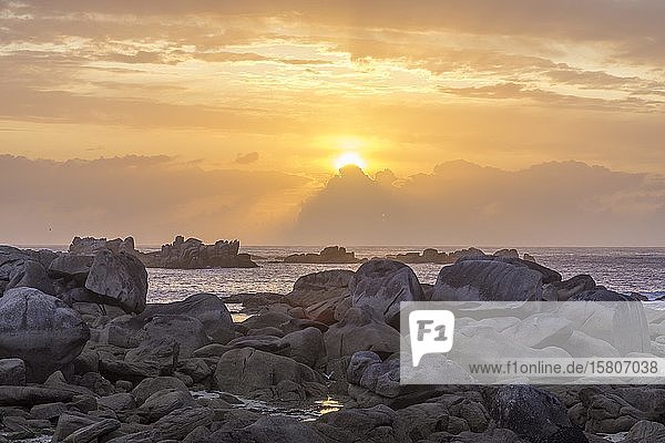 Granitfelsen bei Sonnenuntergang Kerlouan Département Finistère Frankreich Europa