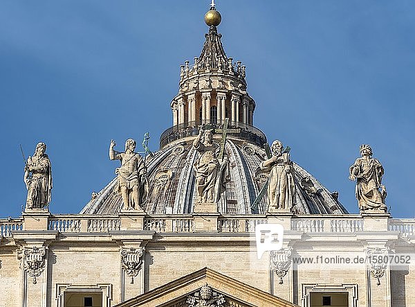 Kuppel des Petersdoms mit Statuen der Heiligen Jakobus  Johannes der Täufer  Jesus Christus  Andreas und Johannes der Evangelist  Vatikan  Rom  Italien  Europa