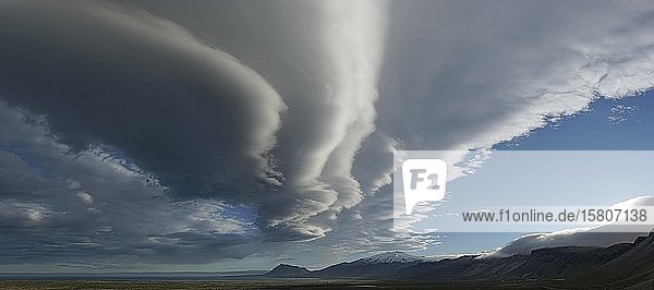 Wolkenformation über dem Snæfellsjökull oder Snaefellsjökull  in der Nähe von Arnarstapi  Snæfellsnes Halbinsel  Snaefellsnes  Westisland  Island  Europa