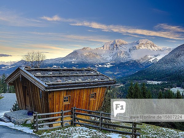 Traditionelle Holzhütte dahinter der Gebirgsstock des Hohen Göll im Winter Nationalpark Berchtesgaden Schönau am Königssee Berchtesgadener Land Oberbayern Bayern Deutschland Europa