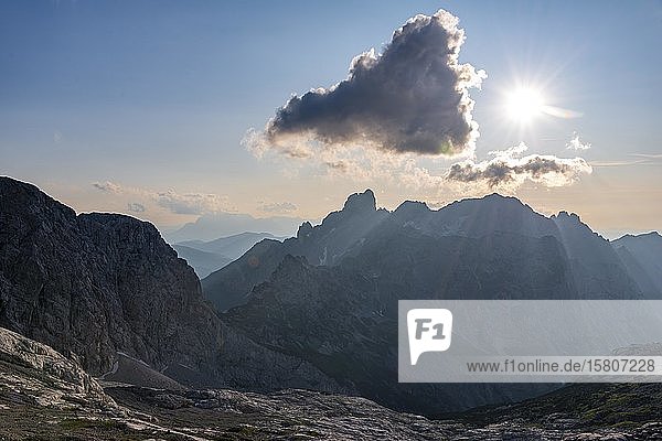 Abendstimmung  Berge  Bergsilhouette  Sonne scheint hinter Wolken  Gosaukamm  Salzkammergut  Oberösterreich  Österreich  Europa