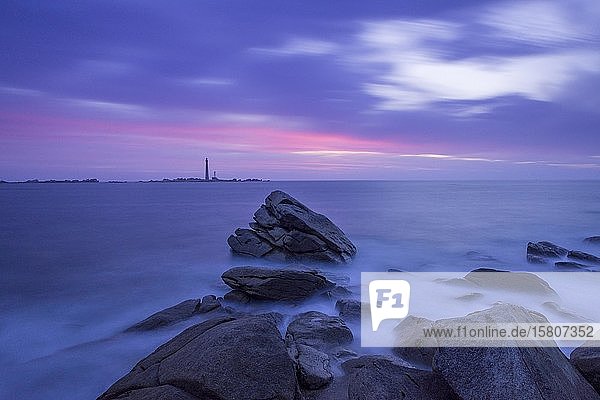 Blick zum Leuchtturm auf der I´lle Vierge in der Abenddämmerung Plouguerneau Département Finistère Frankreich Europa