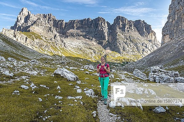 Junger Wanderer auf einem Wanderweg  Sorapiss-Umrundung  hinter dem Grat  Monte Punte Tre Sorelle  Dolomiten  Belluno  Italien  Europa