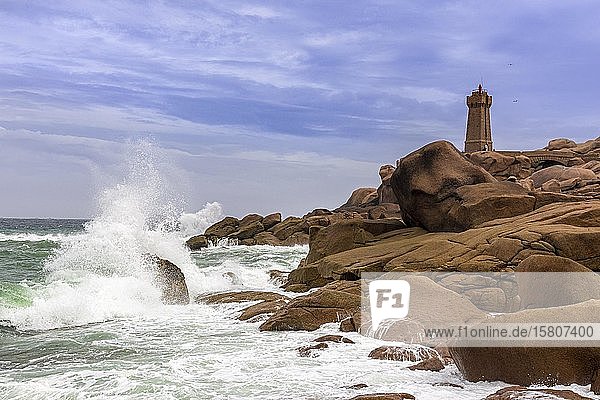 Leuchtturm Men Ruz bei stürmischer See Ploumanac´h Département Côtes-d?Armor Frankreich Europa