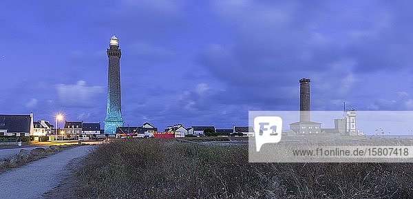 Leuchtfeuer Vieille tour Kapelle Saint-Pierre Phare de Penmarc?h Phare d´Eckmühl Abenddämerung Penmarc?h Département Finistère Frankreich Europa