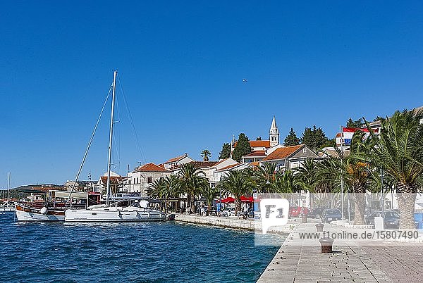 Promenade  Rogoznica  Kroatische Adriaküste  Mitteldalmatien  Dalmatien  Kroatien  Europa