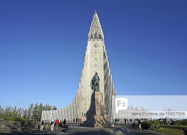 Hallgrímskirkja oder Hallgrims Kirche Kirche und Leif Eriksson-Denkmal  Reykjavík  Höfuðborgarsvæðið  Island  Europa