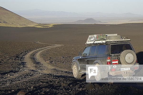 Geländewagen  Land Cruiser auf Piste durch vulkanische Mondlandschaft  Reserva La Payunia  Provinz Mendoza  Argentinien  Südamerika