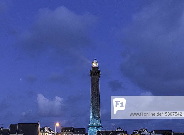 Phare d'Eckmühl mit Leuchtfeuer in der Abenddämmerung  Penmarc'h  Département Finistère  Frankreich  Europa