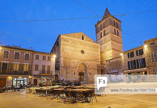 Pfarrkirche Nuestra Senyora de los Angeles und Hauptplatz in der Abenddämmerung  Altstadt Sineu  Mallorca  Balearische Inseln  Spanien  Europa