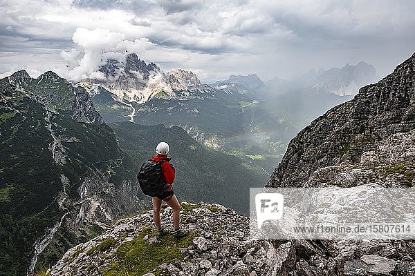 Junge Frau  Wanderer mit Blick auf die Gipfel des Monte Cristallo  junge Frau in den Bergen  Via ferrata Vandelli  Sorapiss circuit  Dolomiten  Belluno  Italien  Europa