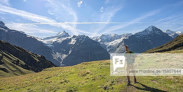 Wanderer auf dem Wanderweg zum Bachalpsee  hinter schneebedecktem Schreckhorn und Eiger  Grindelwald  Bern  Schweiz  Europa