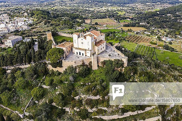Luftaufnahmen  Arta mit Pfarrkirche Transfiguracio del Senyor und Kloster Santuari de Sant Salvador am Kalvarienberg  Mallorca  Balearen  Spanien  Europa