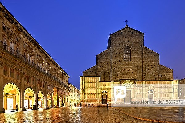 Basilica di San Petronio  illuminated at dusk  Market Square Maggiore  Bologna  Emilia-Romagna  Italy  Europe