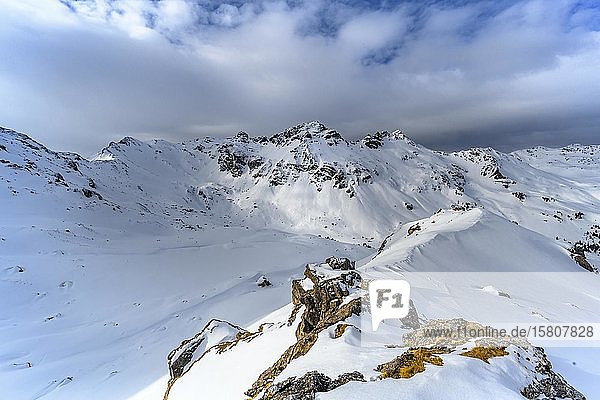 Schneebedeckte Berggipfel  Tarntaler Köpfe und Lizum-Sonnenspitze  Wattentaler Lizum  Tuxer Alpen  Tirol  Österreich  Europa
