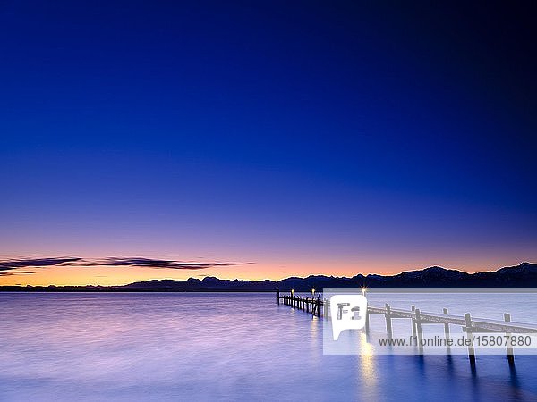 Steg am Chiemsee bei Morgendämmerung hinten die Chiemgauer Alpen Chiemgau Oberbayern Bayern Deutschland Europa