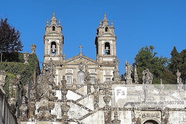 Santuario do Bom Jesus do Monte  Heiligtum des Guten Jesus vom Berg  Kirche und Treppe der fünf Sinne  Tenoes  Braga  Minho  Portugal  Europa