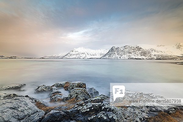 Küste von Gimsøy vor schneebedeckten Bergen  bei Gimsoykirke  Gimsoy  Lofoten  Norwegen  Europa