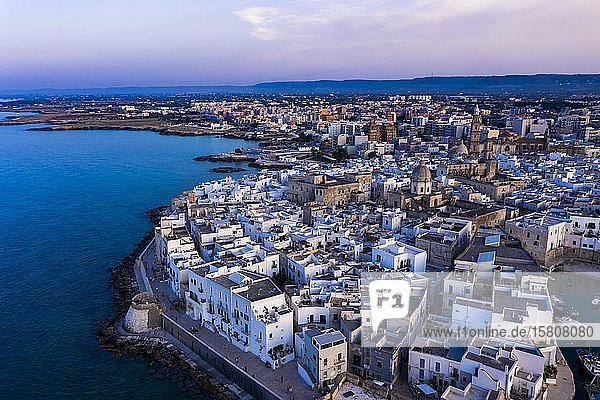 Luftaufnahme der Altstadt von Monopoli  in der Abenddämmerung  Apulien  Italien  Europa