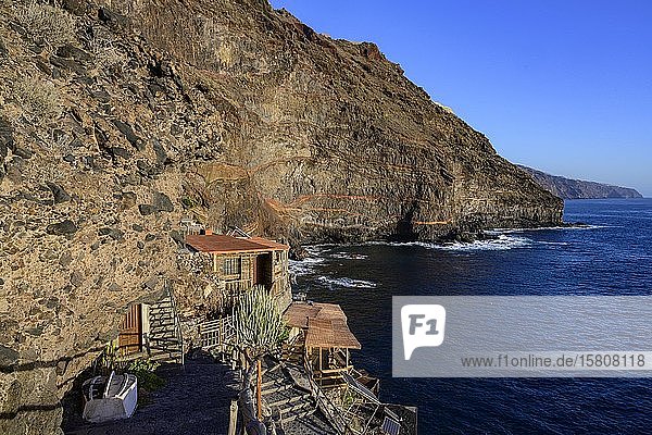 Felswohnungen an der Küste von La Palma  Kanarische Inseln  Spanien  Europa