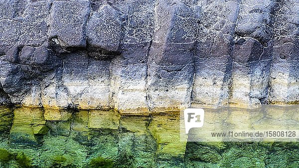 Zu Säulen geformte Basaltsteine an einer Steilküste am Atlantik La Palma Kanaren Spanien Europa