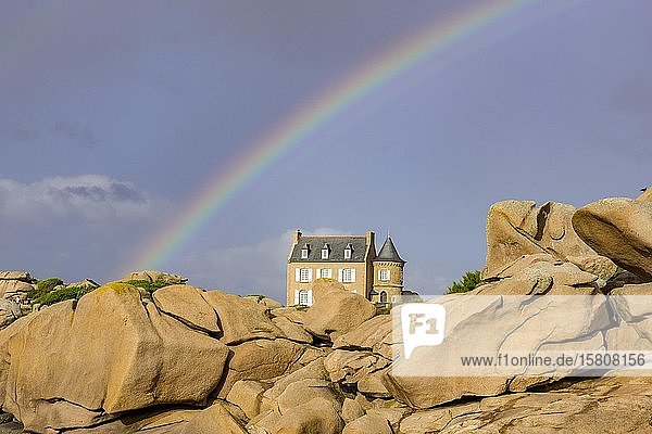 Villa von Gustave Eiffel mit Regenbogen  Ploumanac'h  Département Côtes-d'Armor  Frankreich  Europa