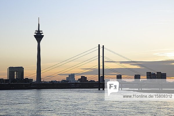 Rhein mit Stadttor  Rheinturm und Rheinkniebrücke  Abenddämmerung  Düsseldorf  Nordrhein-Westfalen  Deutschland  Europa