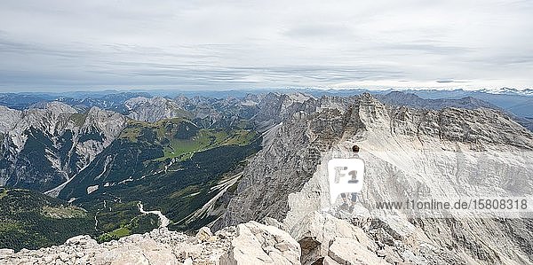 Wanderer auf dem Gipfel der Birkkarspitze  Hinterautal-Vomper Kette  Karwendel  Tirol  Österreich  Europa