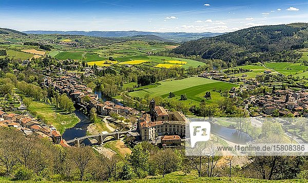 Mäander des Flusses Allier  Dorf Lavoute-Chilhac  Departement Haute Loire  Auvergne-Rhone-Alpes  Frankreich  Europa