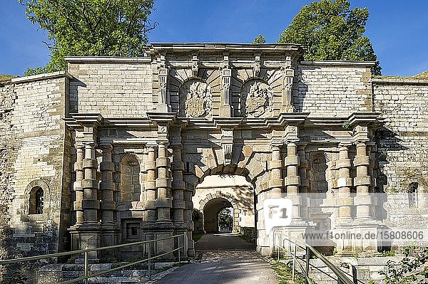 Prächtiges Tor in der Festungsmauer der Renaissance-Festung Wülzburg  Weißenburg in Bayern  Altmühltal  Mittelfranken  Franken  Bayern  Deutschland  Europa