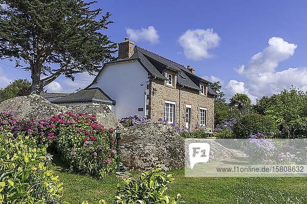 Schönes Steinhaus mit Garten  Ploumanac'h  Département Côtes-d'Armor  Frankreich  Europa