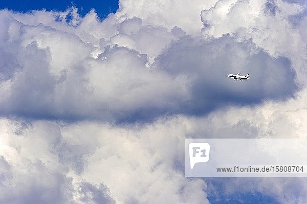 Gewitterwolken  Cumulonimbus  Passagierflugzeug der Fluggesellschaft British Airways über dem Flughafen München  Freising  Oberbayern  Bayern  Deutschland  Europa